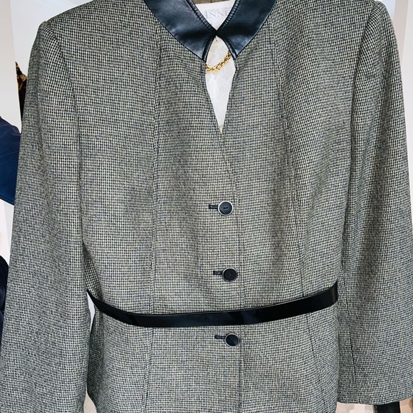 Tahari skirt suit size 12.  Belt not included - Picture 3 of 3